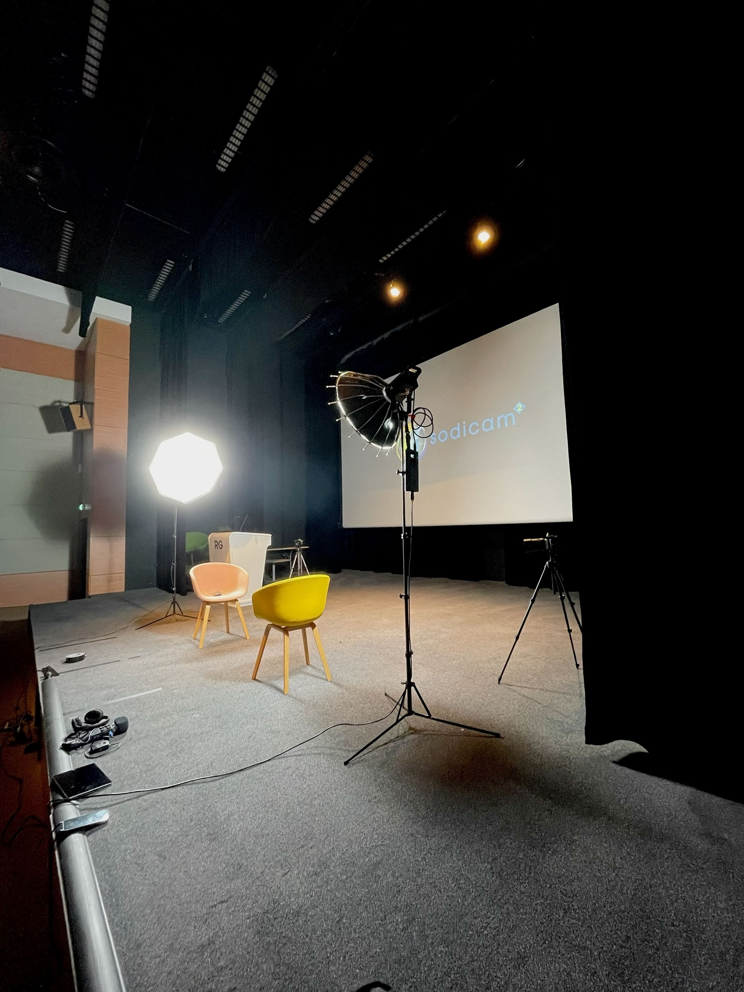 Éclairage installé sur un plateau de tournage