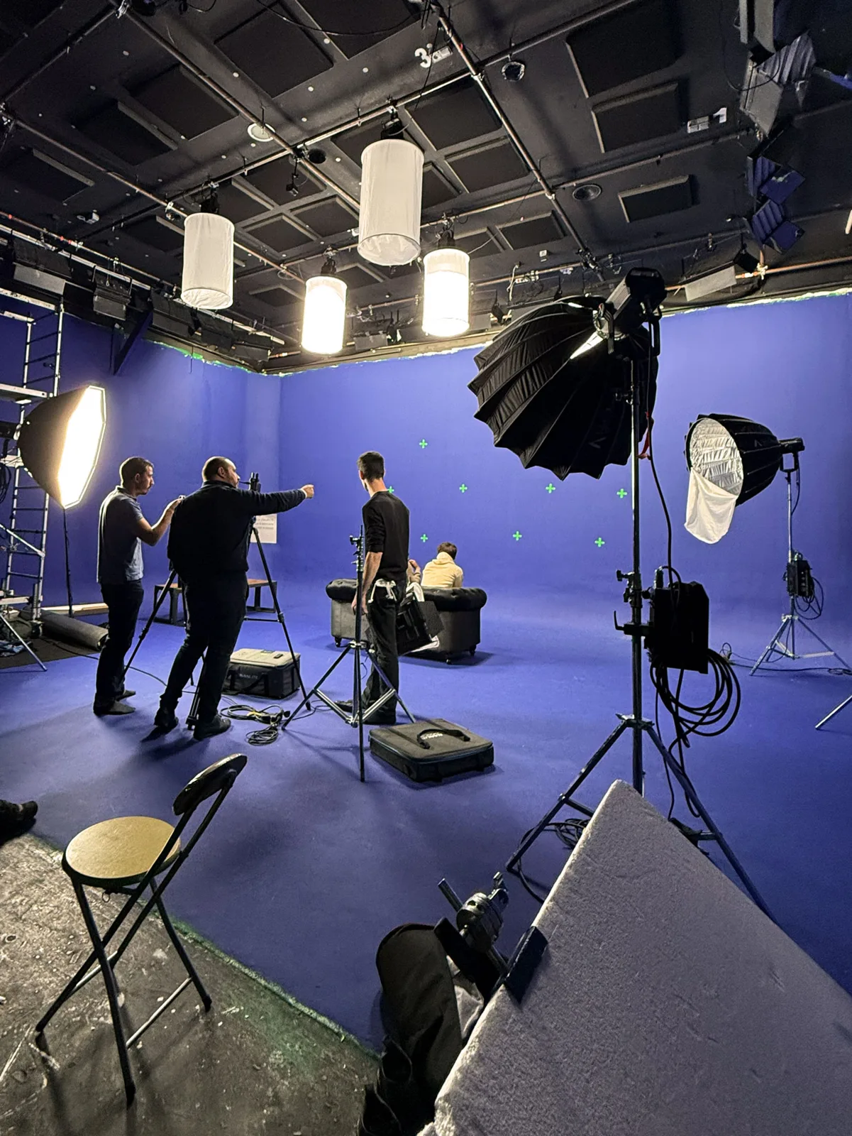 Un plateau de tournage équipé de caméras et d’éclairage